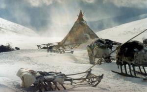 Оленеводы слышат рождественскую историю на своем родном языке