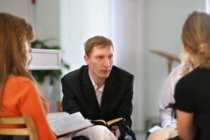 Власти города Гильберт, штат Аризона, запретили христианам проводить домашние встречи по изучению Библии, так как подобные встречи запрещены городскими законами.