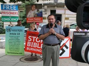 Христиане провели пикет возле посольства Узбекистана в США