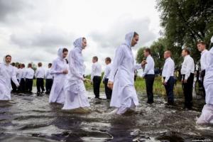91 человек принял водное крещение в церкви ХВЕ деревни Ольшаны